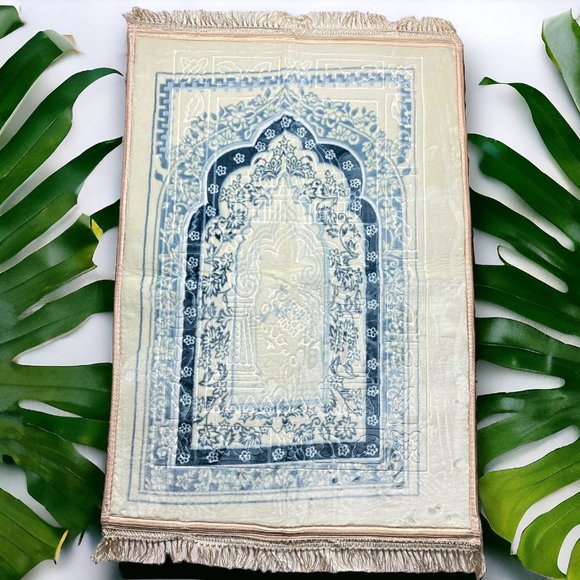 Comfort for Islamic Worship: Soft, Non-Slip Prayer Rug - Picture 1 of 7